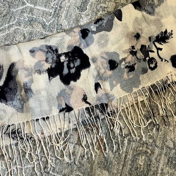 Lightweight Floral Fringe Scarf Bundle - Picture 2 of 7